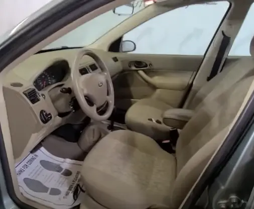 2005 Ford Focus ZX4: Interior Features